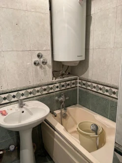 Satılır köhnə tikili 3 otaqlı 75 m², Memar Əcəmi m.