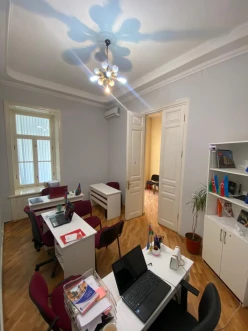 İcarə ofis 6 otaqlı 210 m², 28 May m.