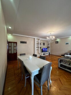 Satılır köhnə tikili 5 otaqlı 130 m², İnşaatçılar m. Satılır köhnə tikili 5 otaqlı 130 m², İnşaatçılar m.