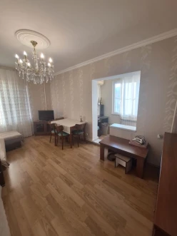 Satılır köhnə tikili 2 otaqlı 65 m², Azadlıq prospekti m.