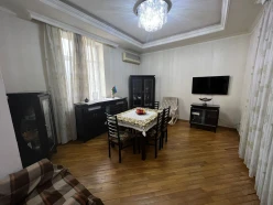 Satılır köhnə tikili 6 otaqlı 200 m², Badamdar q.