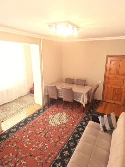 Satılır köhnə tikili 2 otaqlı 65 m², Azadlıq prospekti m.
