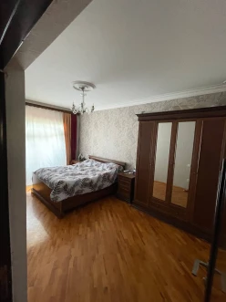 Satılır köhnə tikili 3 otaqlı 80 m², Xalqlar Dostluğu m.