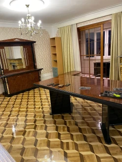 Satılır köhnə tikili 5 otaqlı 140 m², Yasamal r.