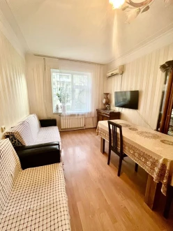 Satılır köhnə tikili 2 otaqlı 65 m², Azadlıq prospekti m.