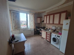 Satılır köhnə tikili 4 otaqlı 103 m², Azadlıq prospekti m.