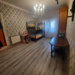 Satılır köhnə tikili 4 otaqlı 75 m², İnşaatçılar m.