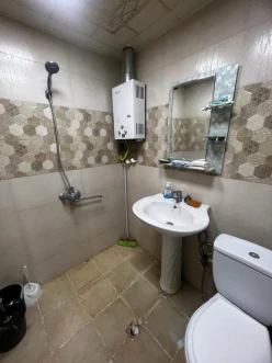 Satılır köhnə tikili 2 otaqlı 43 m², İnşaatçılar m.