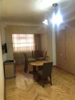 İcarə köhnə tikili 4 otaqlı 100 m², Azadlıq prospekti m.