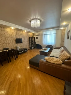İcarə yeni tikili 3 otaqlı 130 m²,  28 May m.