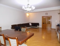 İcarə yeni tikili 4 otaqlı 220 m², 8 Noyabr m.